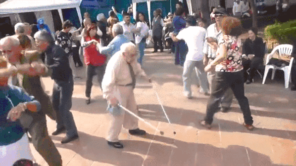 Un grand-père se lâche sur la piste de danse