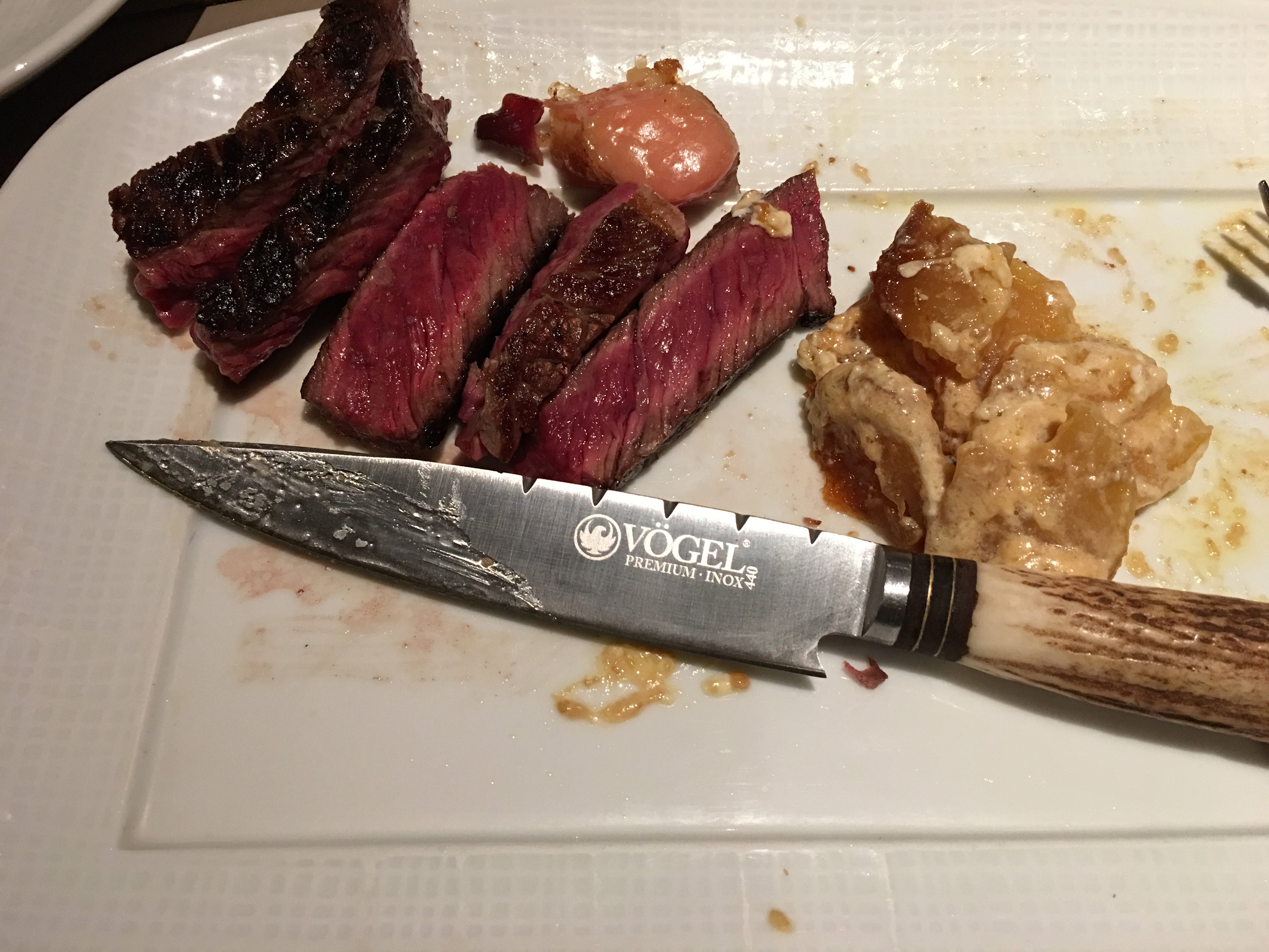 Un plat de viande maturée à la table du couvent